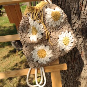 Heklani ruksak Nikolina od bakinih kvadratića s uzorkom ivančica